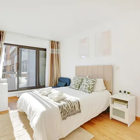 Apartment A 1 Minute Du Metro Et Parking Prive