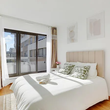 A 1 Minute Du Metro Et Parking Prive Apartment