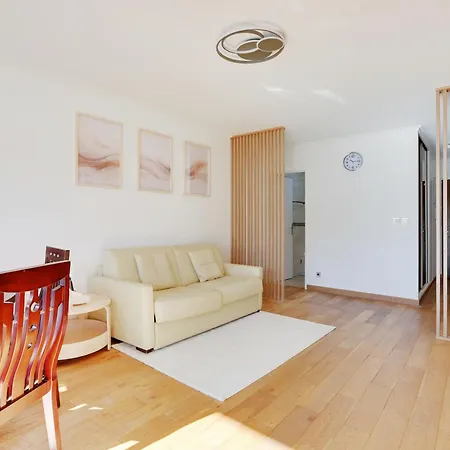 Apartment A 1 Minute Du Metro Et Parking Prive